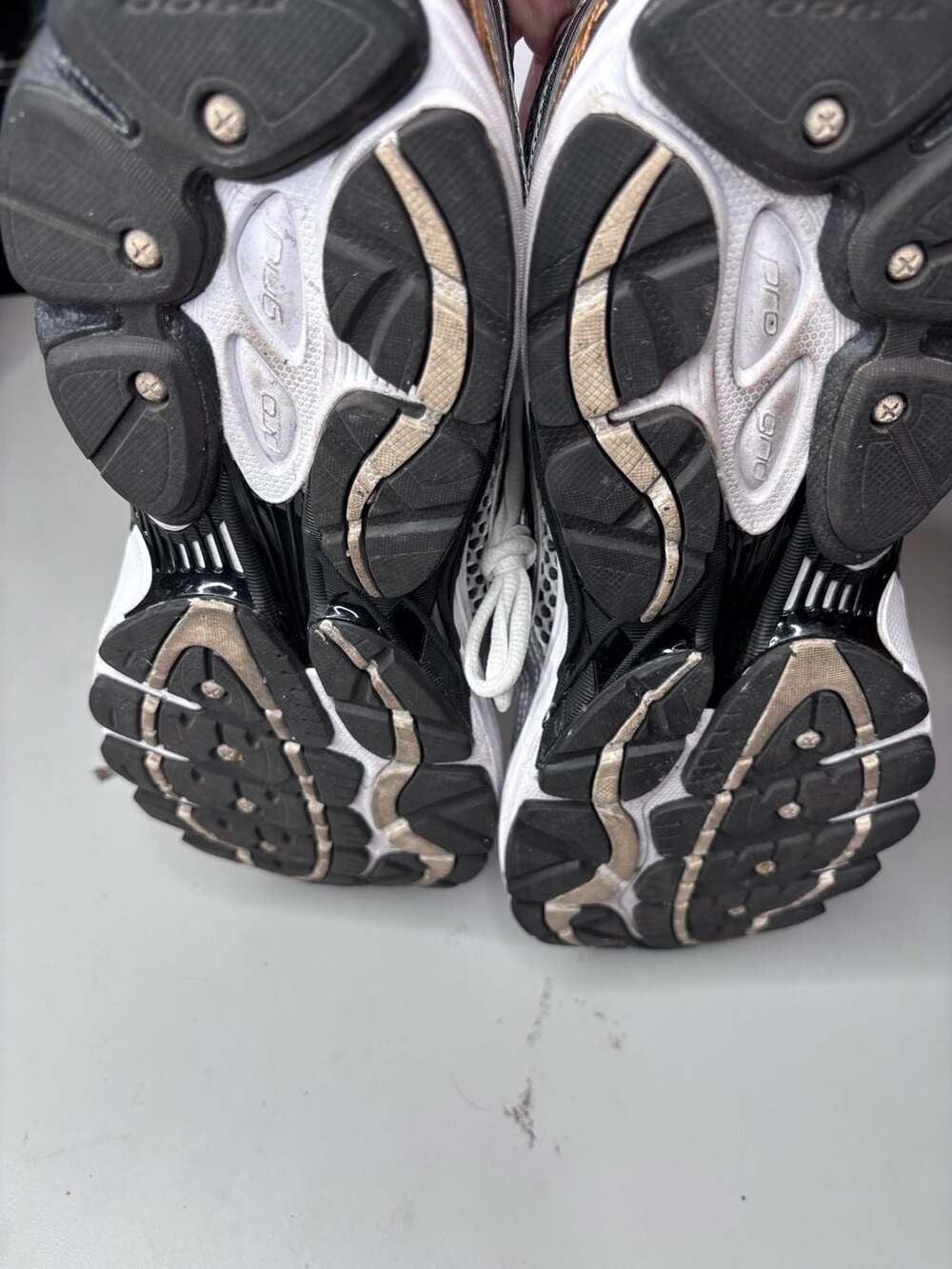 Saucony ProGrid Omni 9 Running Sneakers in Silver and Gold size13 - Picture 4 of 4